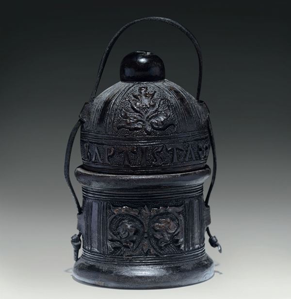Contenitore di forma cilindrica con coperchio a cupola in legno rivestito in “cuir boulli”. Italia, Francia XVI secolo