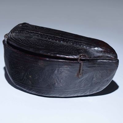 Contenitore in Legno e Cuoio “cuir Builli”, a Forma di Navicella, Decorato con Finimenti in Ferro...