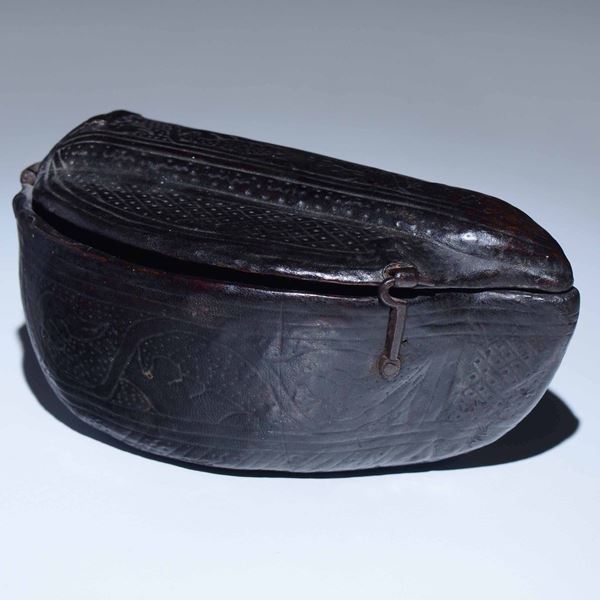 Contenitore in legno e cuoio “cuir builli”, a forma di navicella, decorato con finimenti in ferro. Europa,Francia (?) XVIII secolo