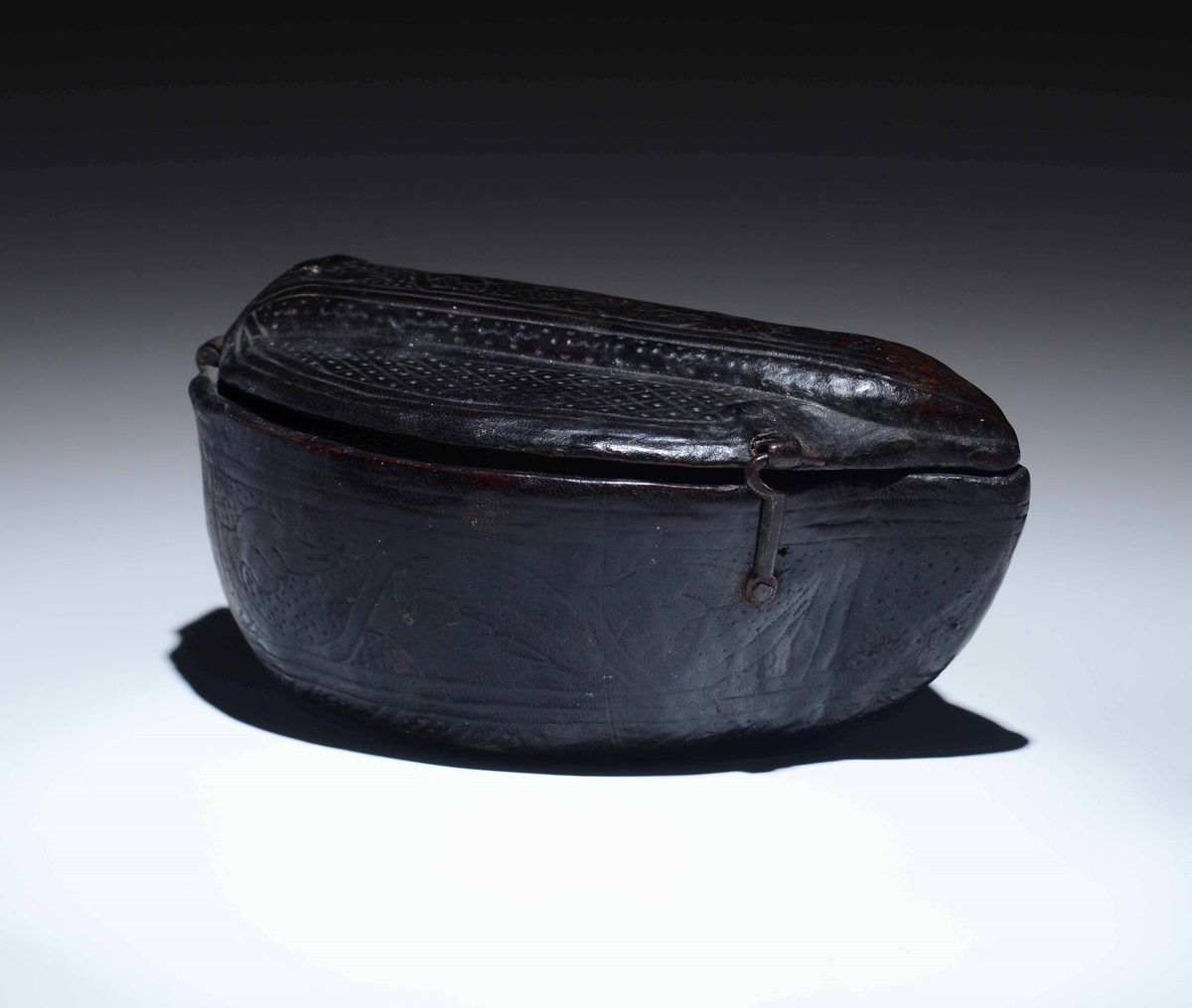 Contenitore in Legno e Cuoio “cuir Builli”, a Forma di Navicella, Decorato con Finimenti in Ferro...