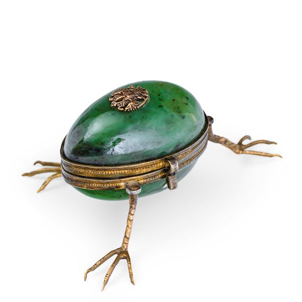 Scatola a forma di uovo sorretta da tre piedi a zampa, probabile atelier di Fabergé, Russia XIX-XX secolo
