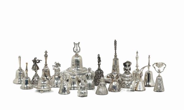 Collezione di 19 campanelli in argento, metallo argentato e una coppa dell’amore. Varie manifatture, XIX-XX secolo