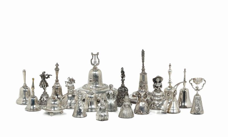 Collezione di 19 campanelli in argento, metallo argentato e una coppa dell’amore. Varie manifatture, XIX-XX secolo  - Asta Argenti da Collezione - Cambi Casa d'Aste