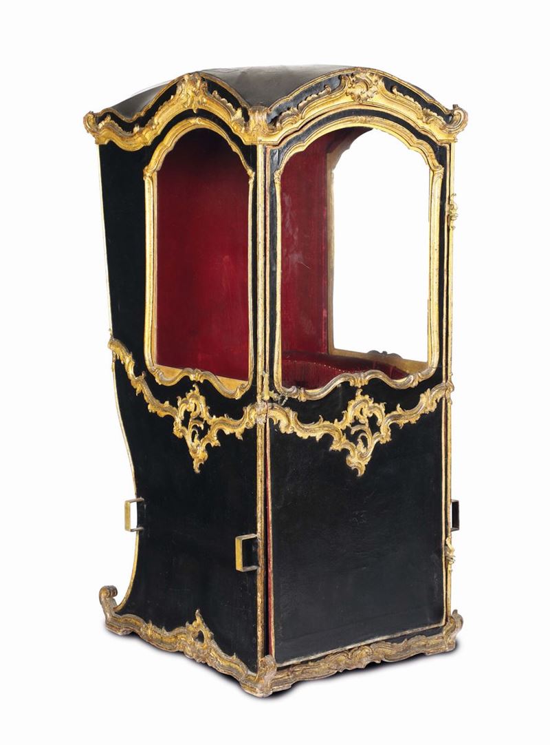 A sedan chair in black leather with profiles and decors in carved and gilded wood, Genoa, 18th century  - Auction Important Artworks and Furnitures - Cambi Casa d'Aste