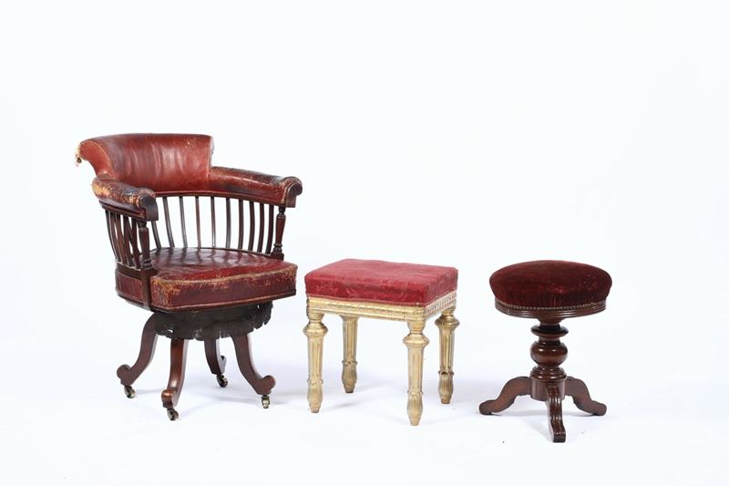 Lotto composto poltrona da studio, panchetta da pianoforte e panchetto dorato in stile  - Auction Fine Art - Cambi Casa d'Aste