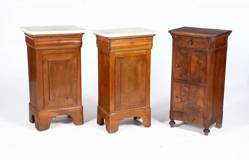 Lotto composto da coppia di comodini con piano in marmo XIX secolo e uno diverso  - Asta Antiquariato - Cambi Casa d'Aste