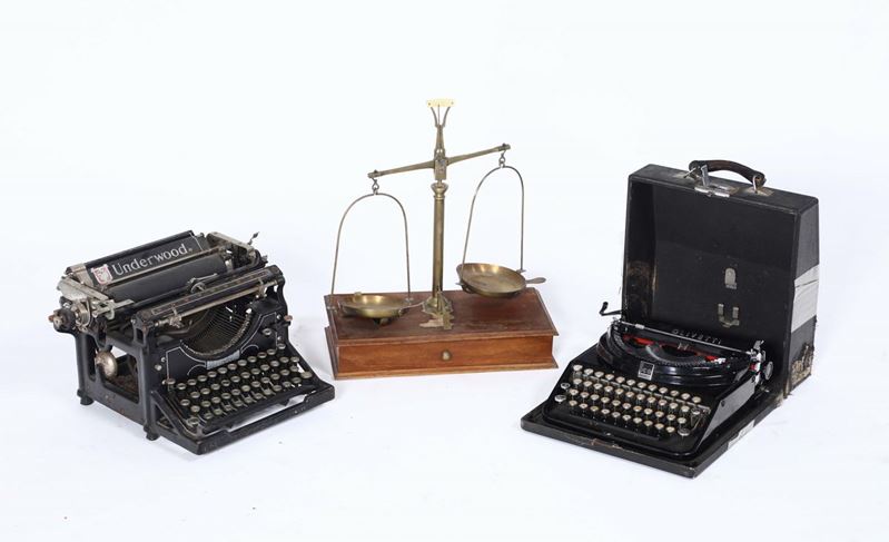 Lotto composto da piccola bilancia e due macchine da scrivere  - Asta Antiquariato - Cambi Casa d'Aste