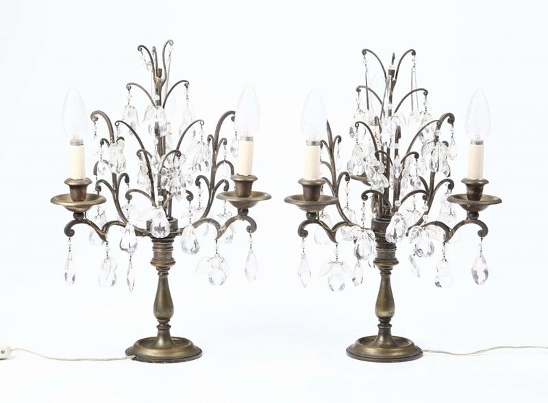 Coppia di girandoles a tre luci in metallo e vetro, XIX-XX secolo  - Asta Antiquariato - Cambi Casa d'Aste