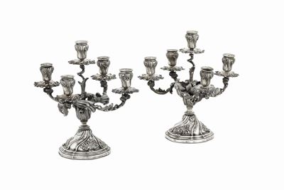 Coppia di Candelabri a Cinque Fiamme in Argento Fuso, Sbalzato e Cesellato, Mario Buccellati, Mil...