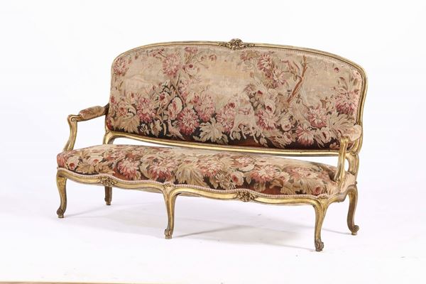 Salotto composto da divano e quattro poltrone in legno dorato