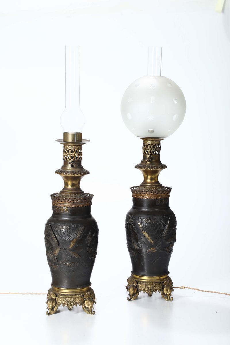 Coppia di lampade in bronzo e bronzo dorato, Cina XX secolo  - Auction Asta a Tempo antiquariato - II - Cambi Casa d'Aste