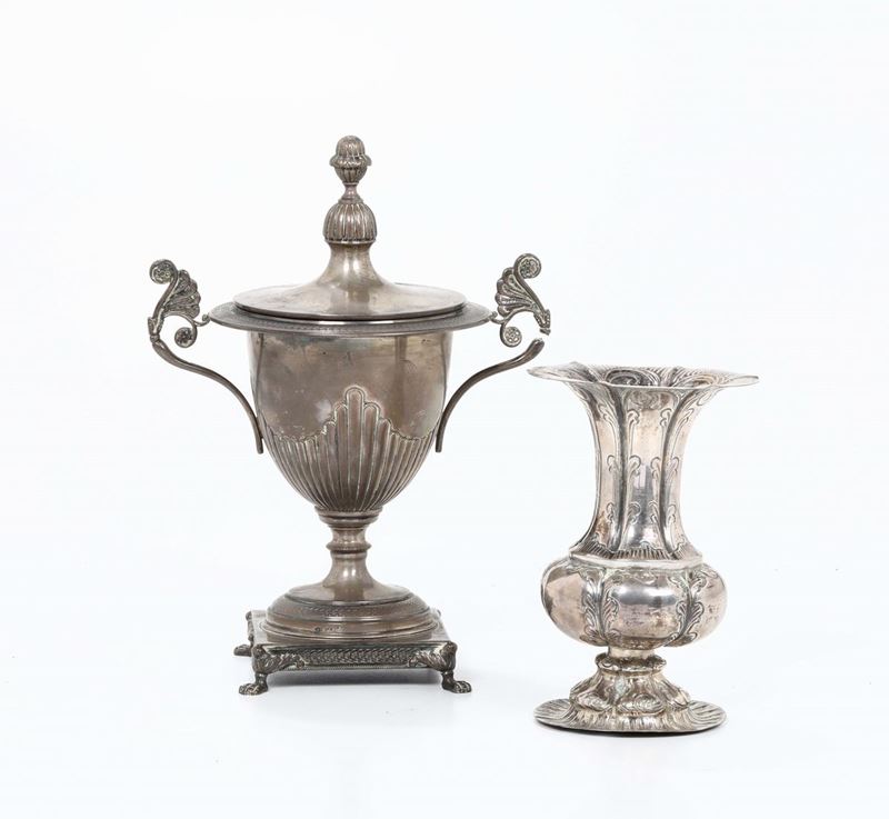 Piccolo vaso e zuccheriera in argento con coperchio, Lombardo-veneto, XX secolo  - Asta Antiquariato - Cambi Casa d'Aste