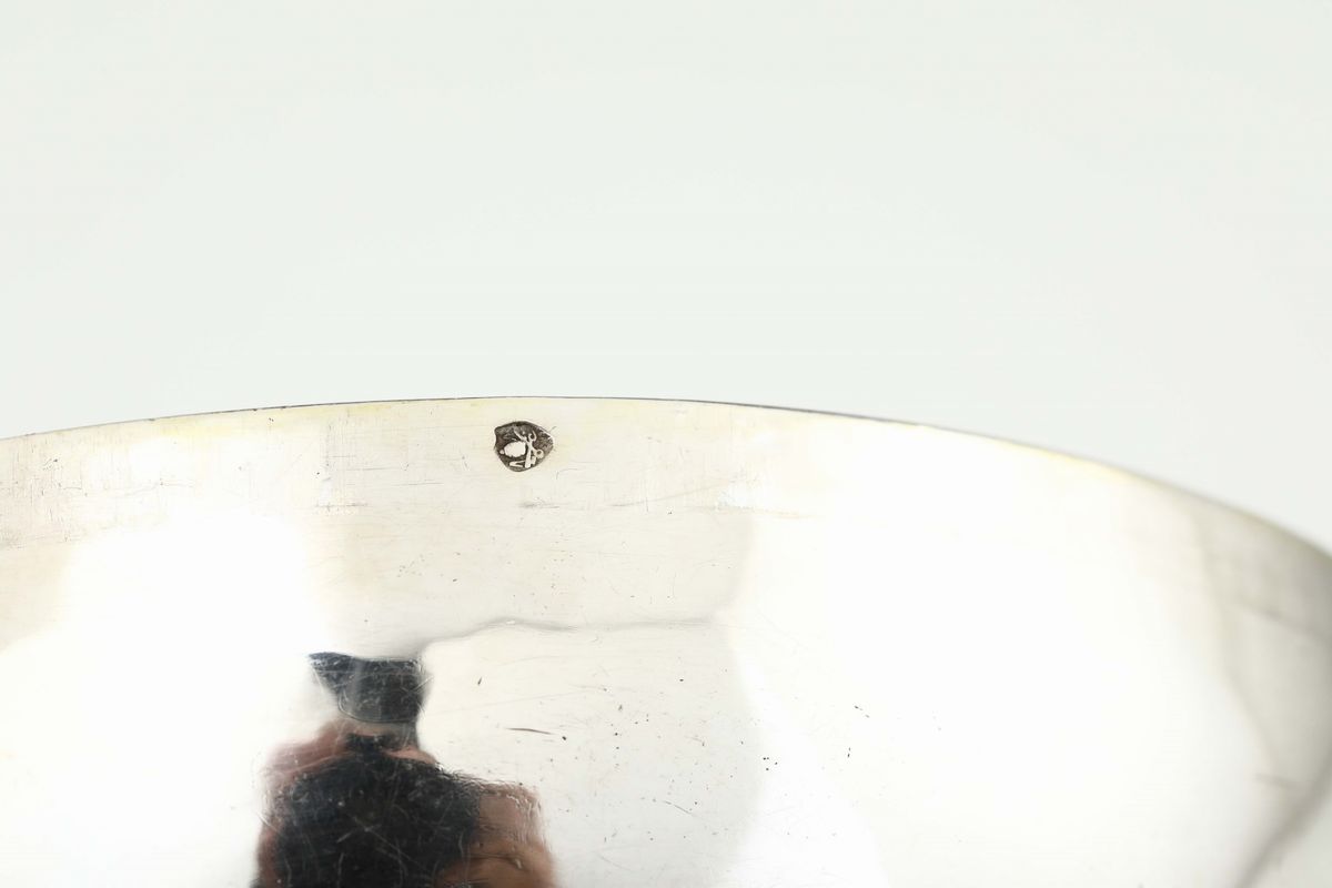 Piccola Zuppiera in Argento Fuso, Sbalzato e Cesellato, con Coperchio. Roma, Primo Quarto del XIX...