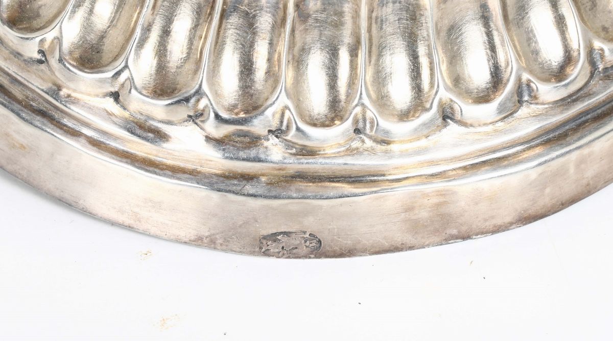 Coppia di Candelieri in Argento Sbalzato e Cesellato, Milano, Fine del XVIII Secolo, Marchio Dell...