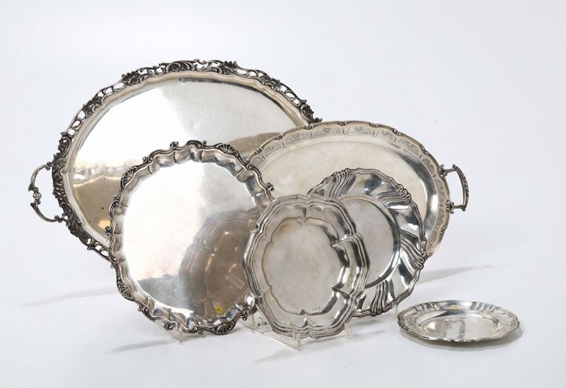Quattro piatti diversi in argento, uno dell'argentiere Miracoli, Milano  - Auction Fine Art - Cambi Casa d'Aste