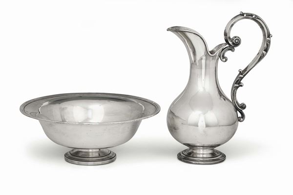 A basin and spout in molten, embossed and chiselled silver. Silversmith Confalonieri, Milan-Rome 20th century