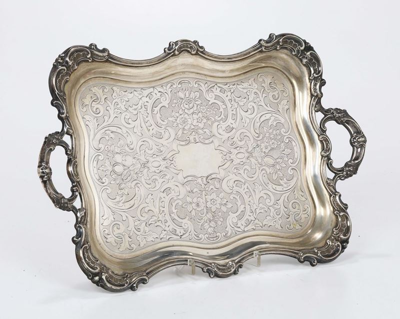Vassoio biansato e sagomato in argento, XX secolo  - Asta Antiquariato - Cambi Casa d'Aste