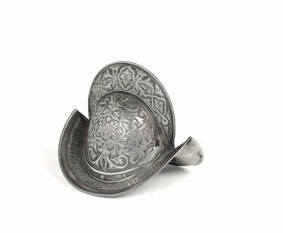 Scatola a Forma di Elmo in Argento Fuso, Sbalzato, Cesellato e Dorato. Russia XX Secolo. Bolli De...
