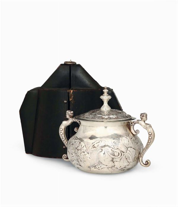 Porta porridge in argento fuso, sbalzato e cesellato,  Londra prima metà del XVII secolo. Bolli dell'argentiere e lettera dataria parzialmente consunti