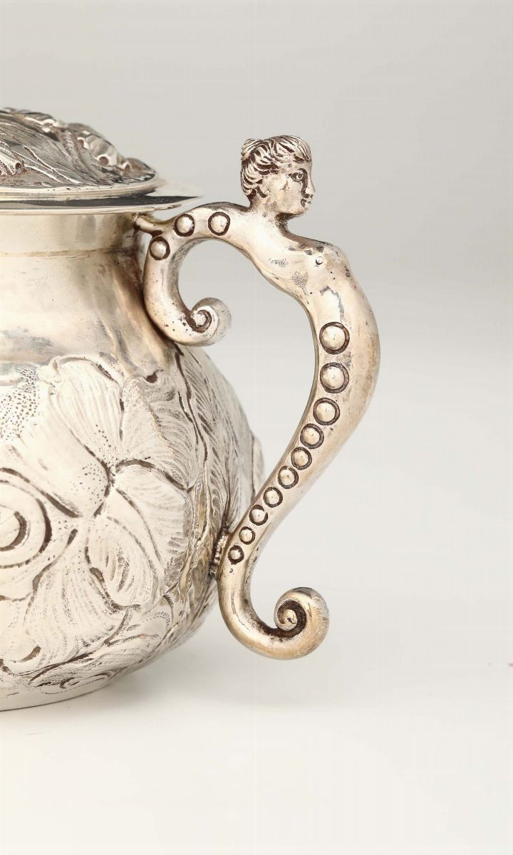 Porta Porridge in Argento Fuso, Sbalzato e Cesellato, Londra Prima Metà del XVII Secolo. Bolli De...
