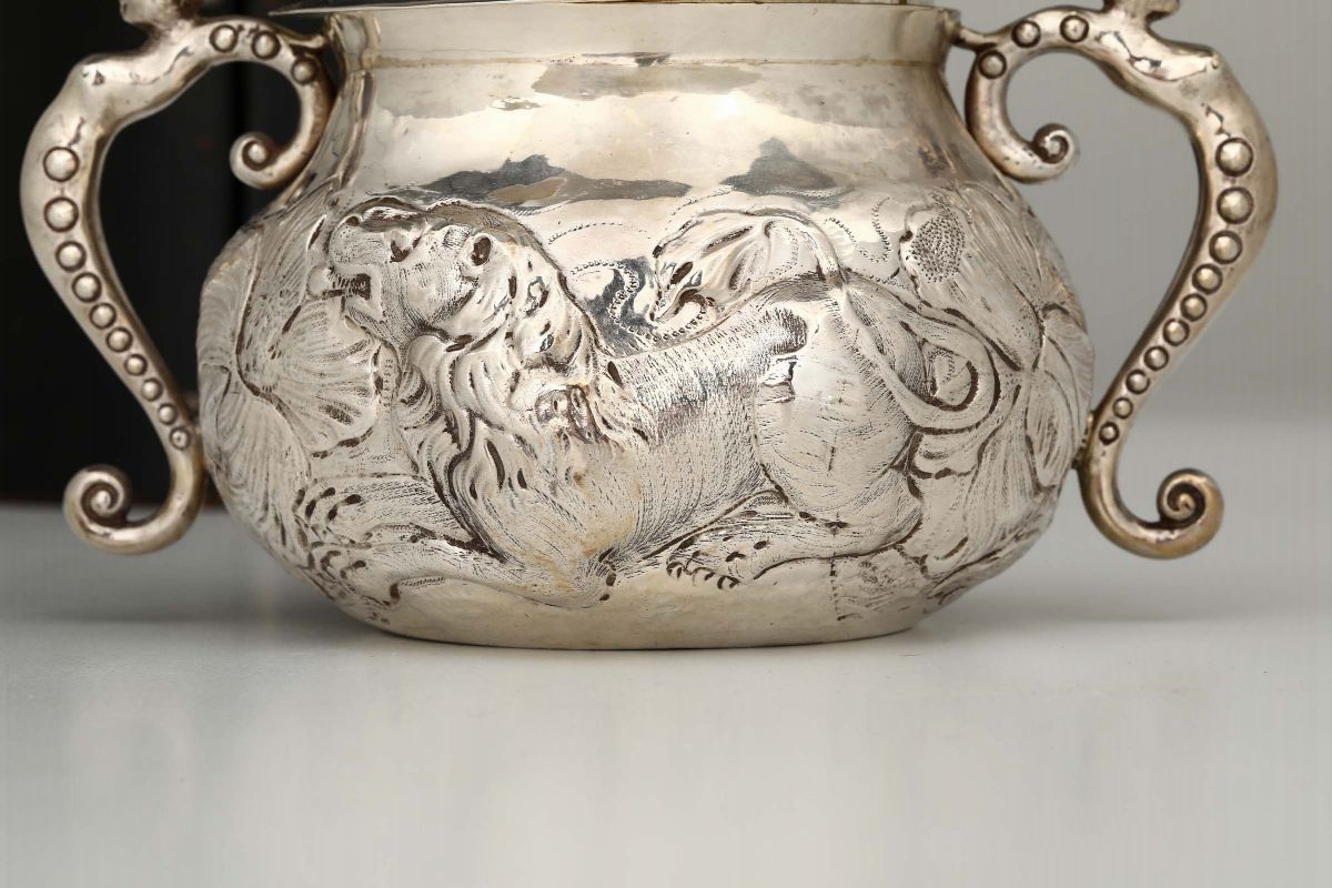 Porta Porridge in Argento Fuso, Sbalzato e Cesellato, Londra Prima Metà del XVII Secolo. Bolli De...