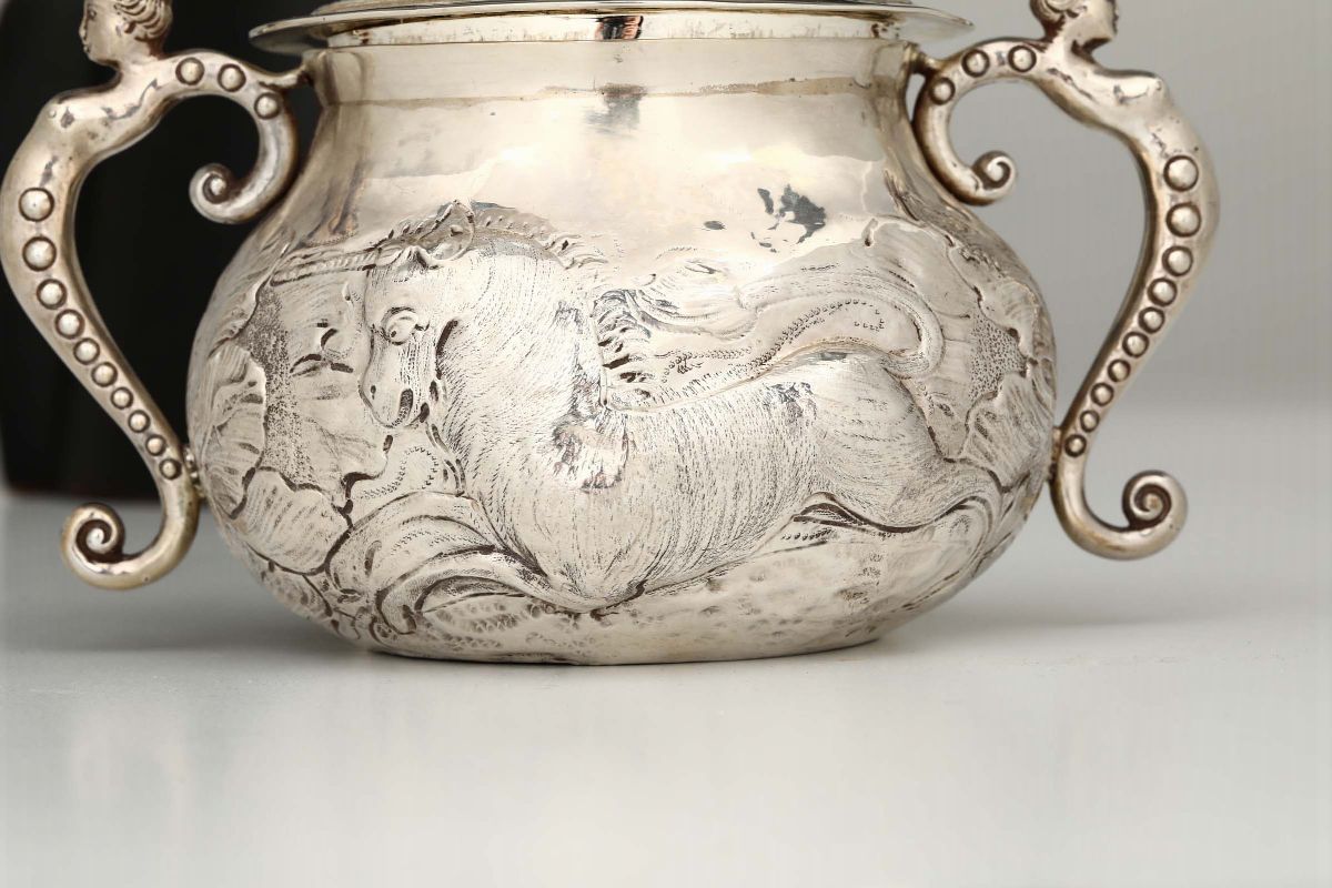 Porta Porridge in Argento Fuso, Sbalzato e Cesellato, Londra Prima Metà del XVII Secolo. Bolli De...