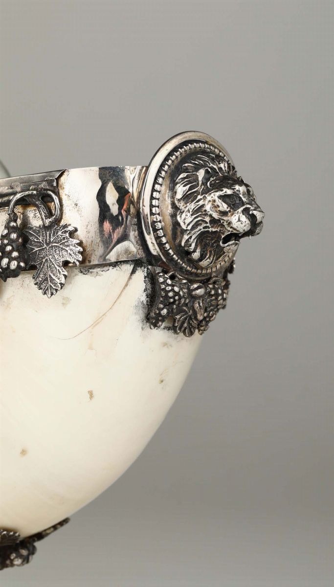 Nautilus con Montatura in Argento Fuso, Sbalzato e Cesellato, Italia XX Secolo