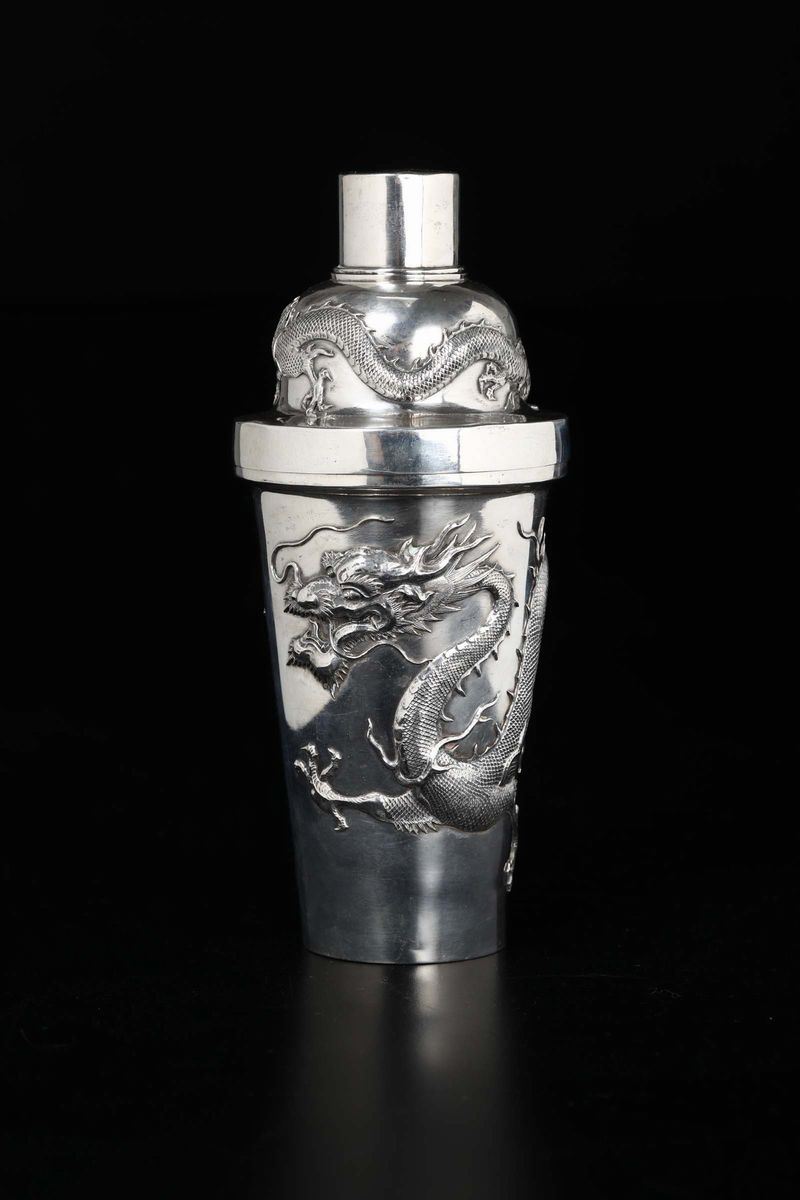 A silver shaker with dragons in relief, China, Qing Dynasty, 19th century  - Auction Chinese Works of Art - Cambi Casa d'Aste