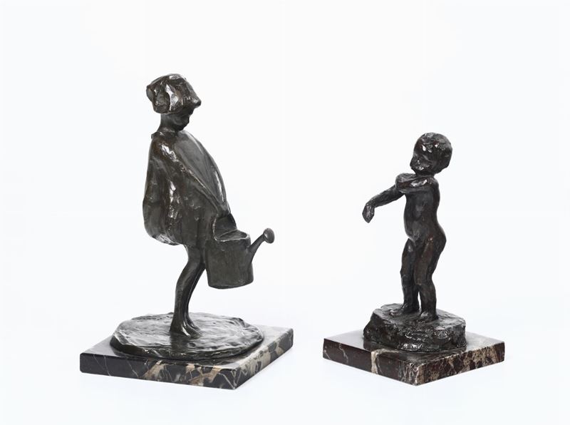 Lotto composto da bambina con innaffiatoio in bronzo, firmato alla base Gemma Pero e bambino in bronzo, firmato alla base Pellini  - Asta Asta a Tempo antiquariato - II - Cambi Casa d'Aste