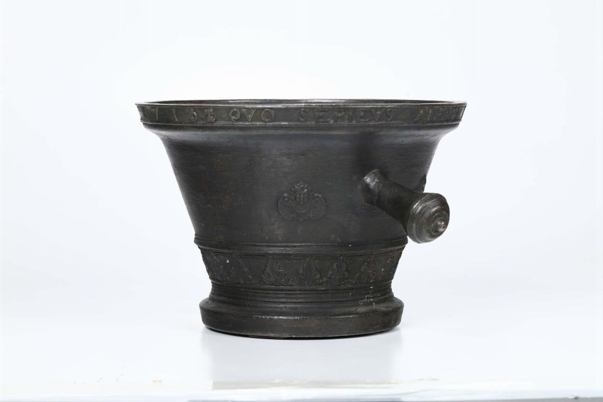 Grande Mortaio in Bronzo Fuso e Cesellato. Italia Primo Quarto del XVIII Secolo