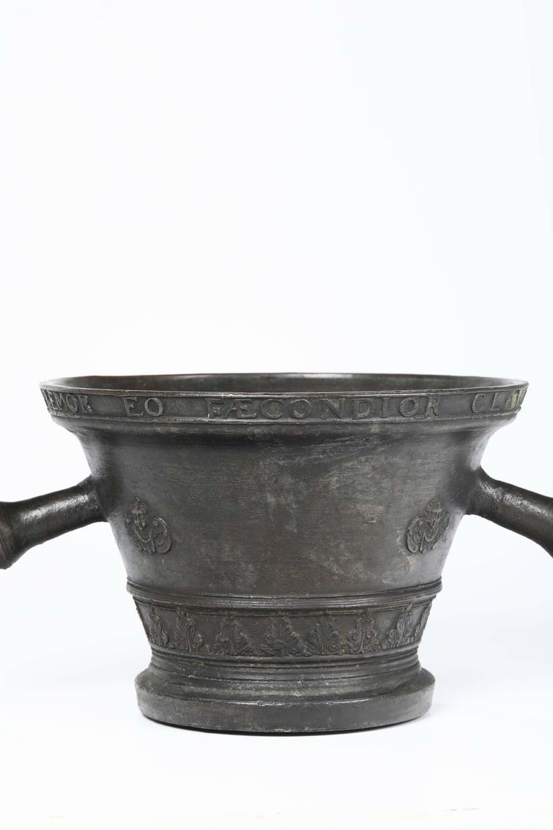 Grande Mortaio in Bronzo Fuso e Cesellato. Italia Primo Quarto del XVIII Secolo