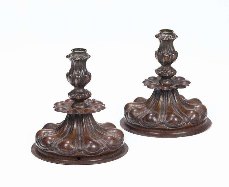 Coppia di candelieri rinascimentali in rame e bronzo, Venezia XVI secolo  - Asta Antiquariato - Cambi Casa d'Aste