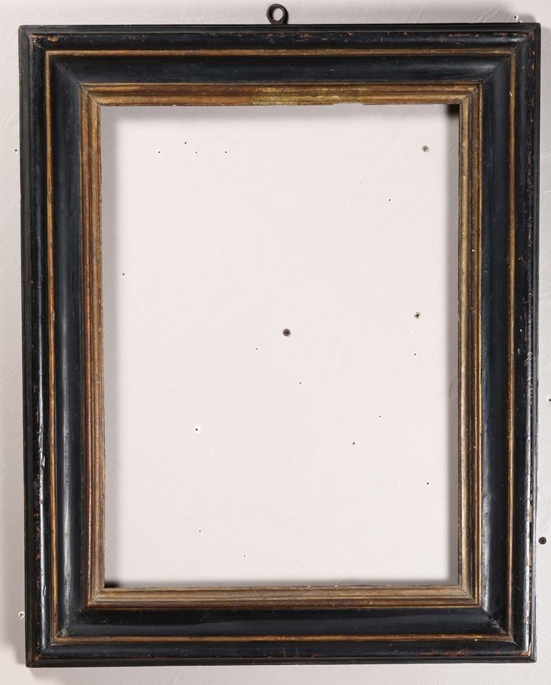 Cornice modanata e sgolata in legno laccato nero e profilata da dorature. Emilia XVIII secolo  - Auction Asta a Tempo antiquariato - II - Cambi Casa d'Aste