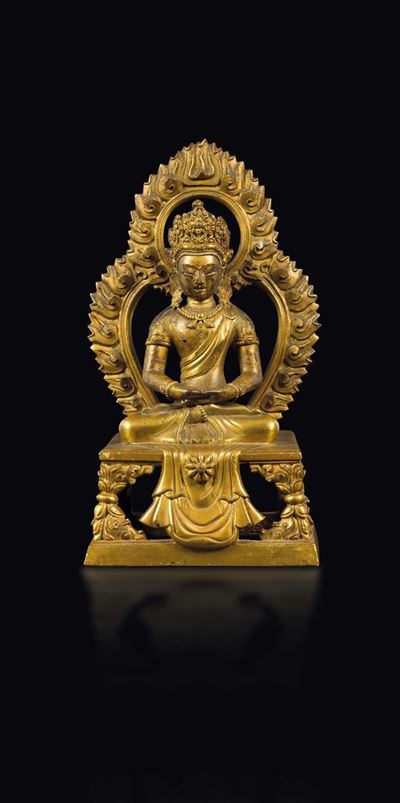 Figura di Amitayus Seduto in Bronzo Dorato con Aura, Cina, Dinastia Qing, Epoca Qianlong (1736-17...