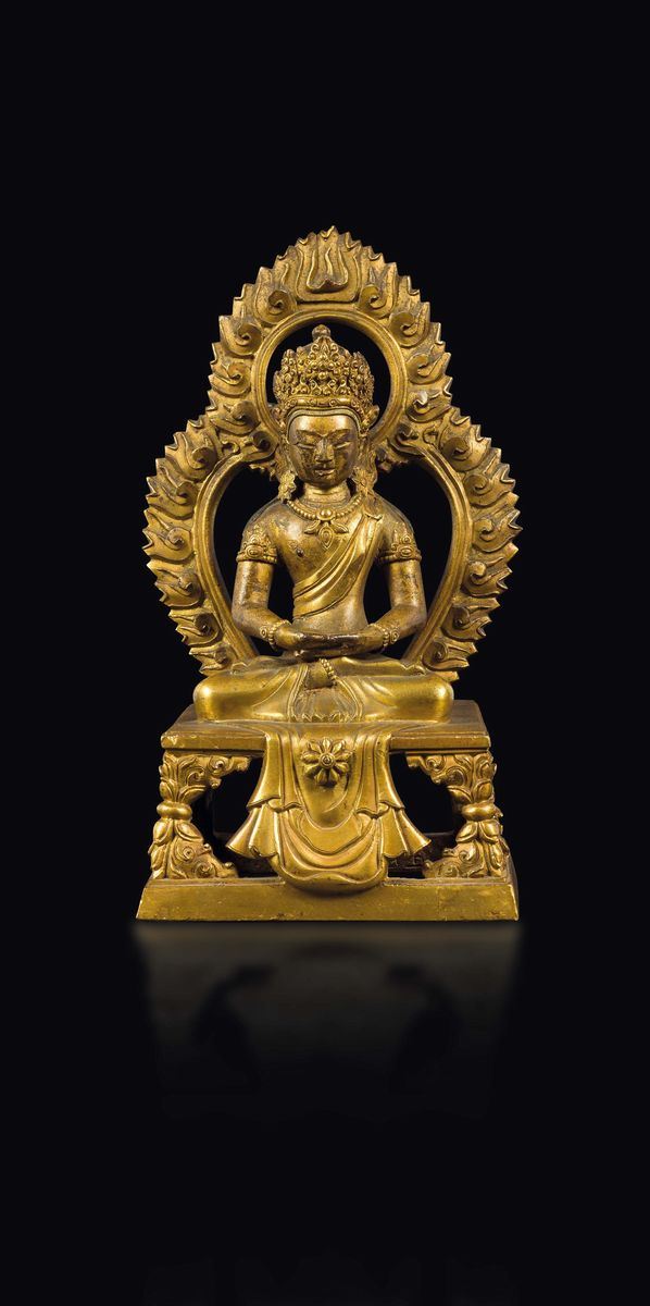 Figura di Amitayus seduto in bronzo dorato con aura, Cina, Dinastia Qing, epoca Qianlong (1736-1795)