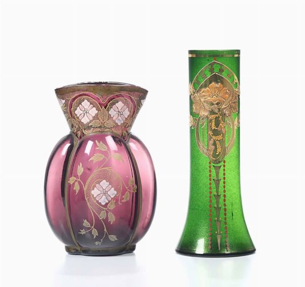 Lotto di due vasi in vetro, uno verde ed uno porpora con decori dorati
