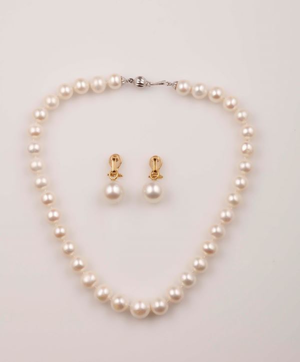 Lotto composto da un girocollo ed un paio di orechcini con perle coltivate