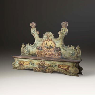 Panca da ingresso con alto schienale sagomato, legno laccato policromo, XVIII secolo