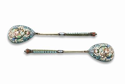 Coppia di Cucchiaini in Argento Dorato e Smalti Policromi a Decoro Floreale, Russia Bolli di Tito...