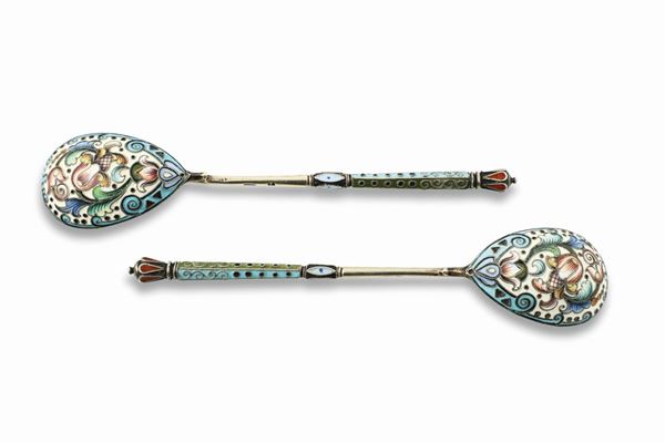 A pair of teaspoons in gilded silver and polychrome enamel, Russia, title stamps in use from 1896 to 1908. 50 gr, height 14 cm