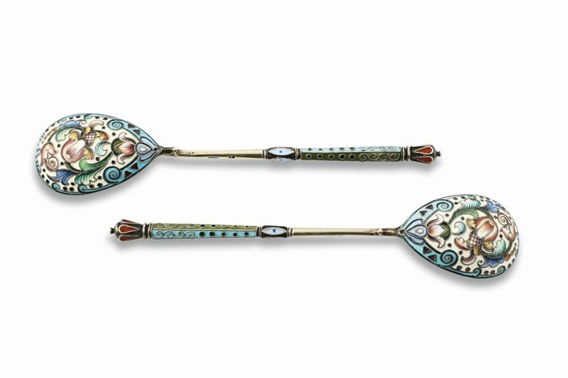 A pair of teaspoons in gilded silver and polychrome enamel, Russia, title stamps in use from 1896 to 1908. 50 gr, height 14 cm  - Auction Collectors' Silvers - Cambi Casa d'Aste