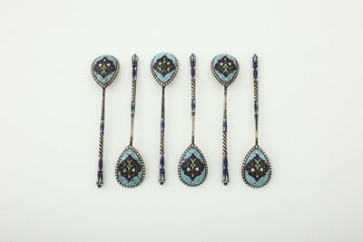 Sei Cucchiaini in Argento Dorato e Smalti Policromi con Decoro Ad Arabesco, Russia XIX-XX Secolo