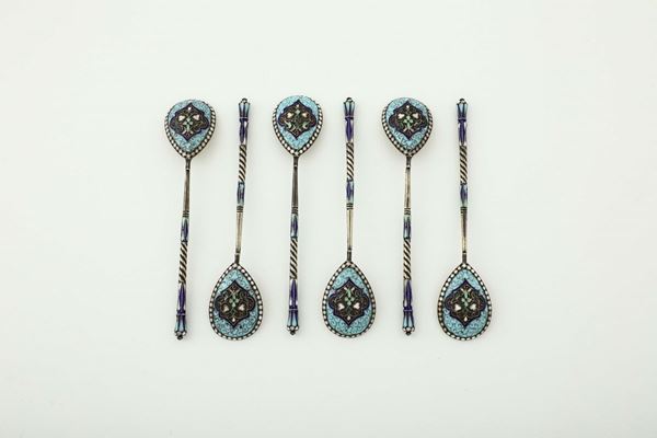 Sei cucchiaini in argento dorato e smalti policromi con decoro ad arabesco, Russia XIX-XX secolo