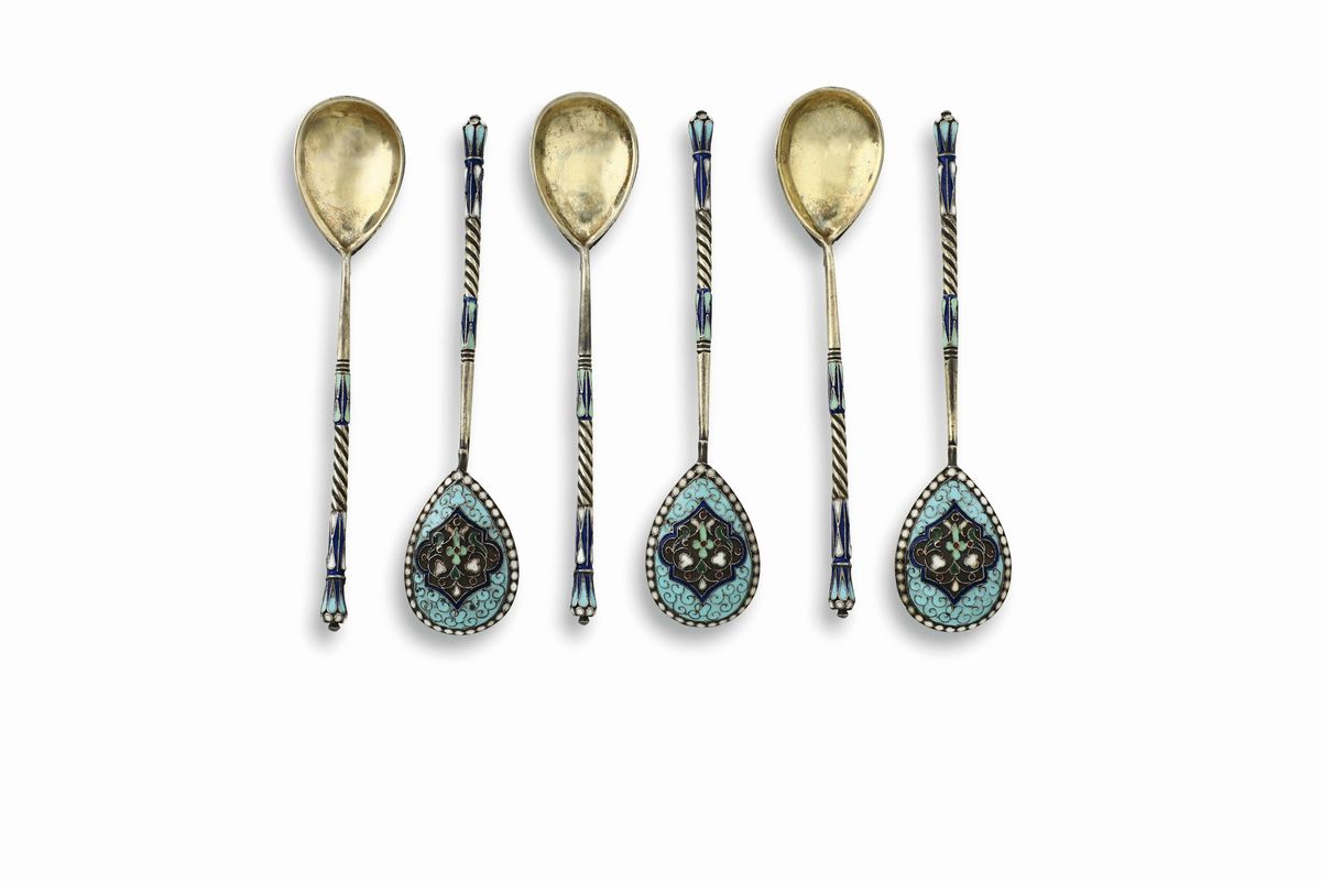 Sei Cucchiaini in Argento Dorato e Smalti Policromi con Decoro Ad Arabesco, Russia XIX-XX Secolo