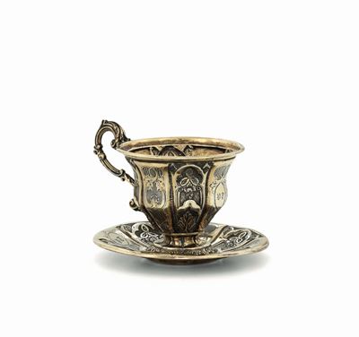 Tazza con Piatto in Argento Primo Titolo Vermeille Sbalzato e Cesellato, Francia, Bolli di Titolo...