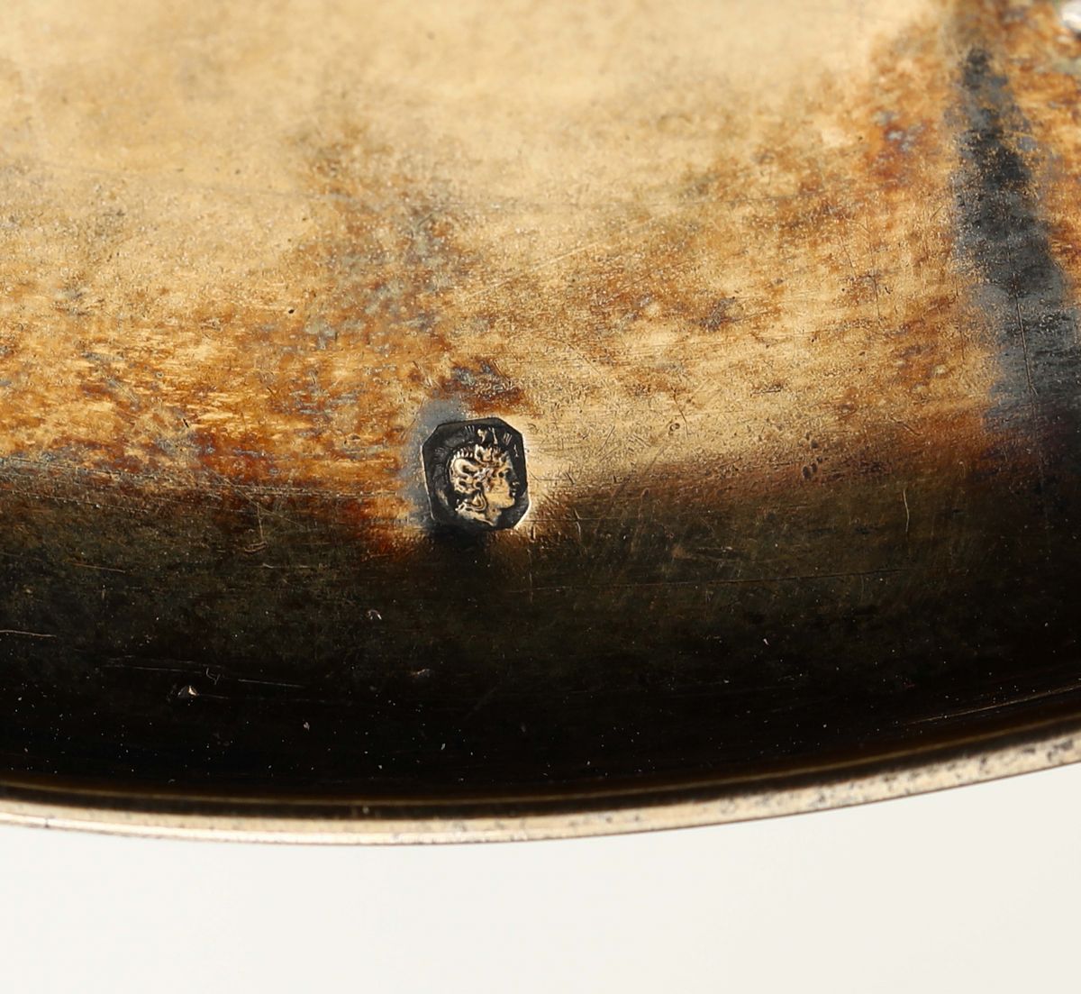 Tazza con Piatto in Argento Primo Titolo Vermeille Sbalzato e Cesellato, Francia, Bolli di Titolo...