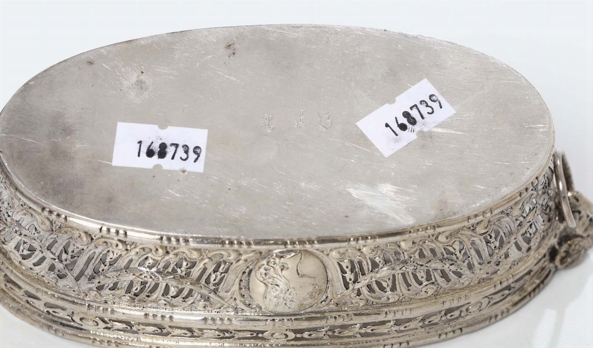 Centrotavola Traforato in Argento con Bolli di Fantasia, XIX-XX Secolo