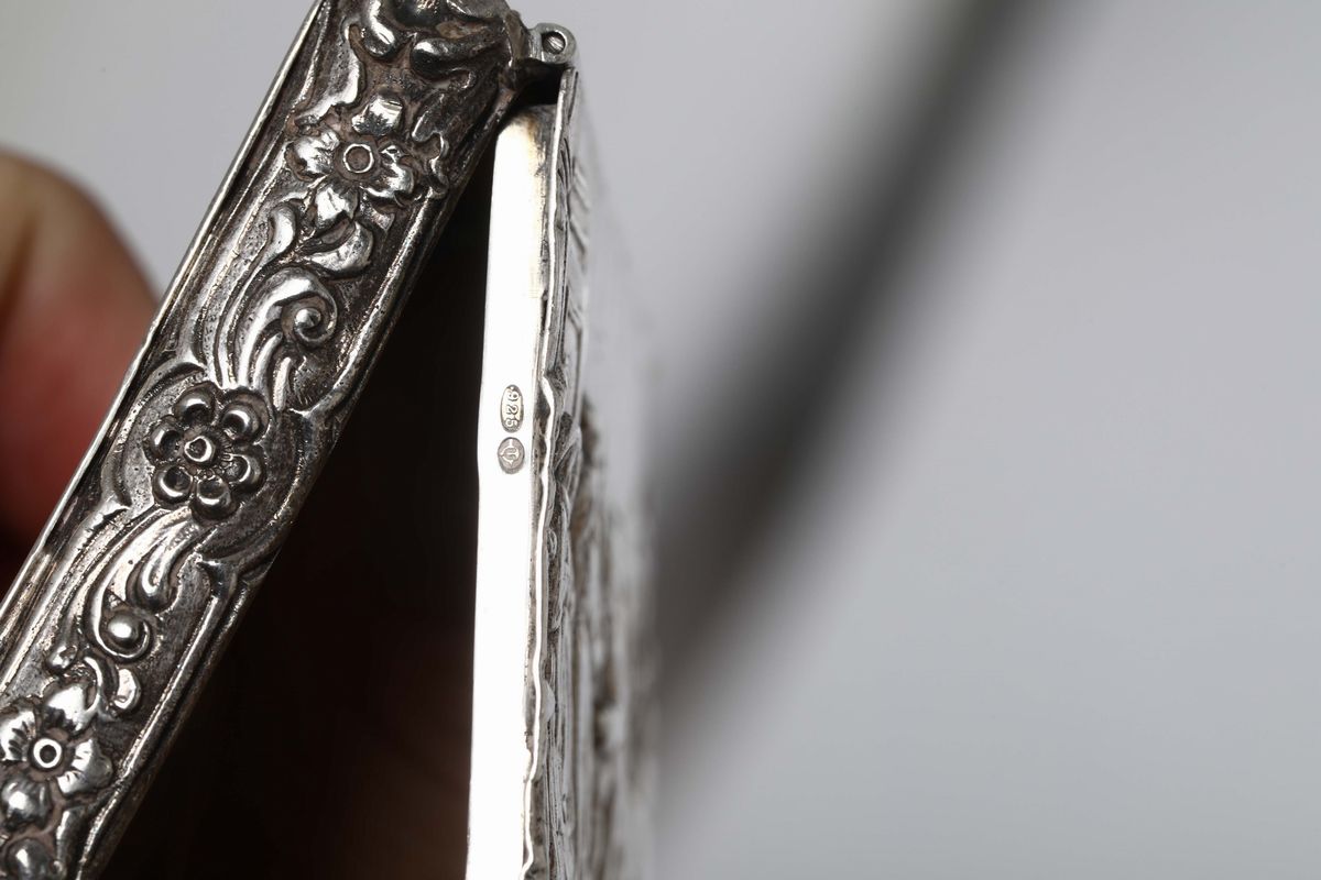 Scatola in Argento con Bolli di Fantasia e Tabacchiera Rettangolare in Argento, XX Secolo