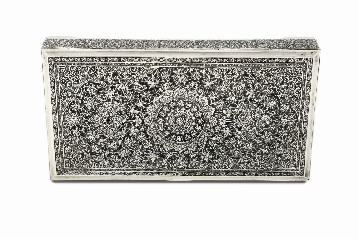 Scatola in Argento Fuso, Sbalzato e Cesellato, Medio Oriente (persia?) XIX-XX Secolo