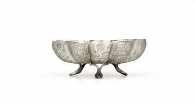 Centrotavola in Argento Fuso, Sbalzato e Cesellato, Persia XIX-XX Secolo (bolli Parzialmente Legg...